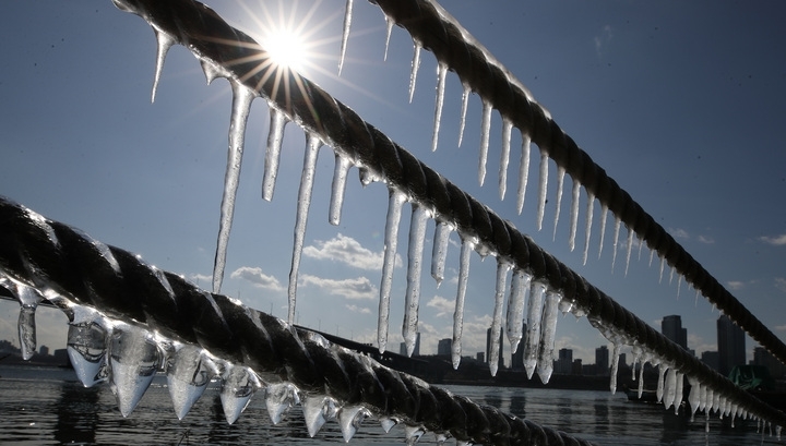 서울 경기도 등 중부지방에 한파특보가 내려진 지난 6일 서울 광진구 뚝섬한강공원에서 고드름이 주렁주렁 매달려 있다.