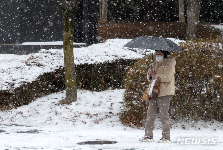 절기 우수(雨水)를 사흘 앞둔 16일 전북 전주시 완산구 효자로에 눈이 내리는 있다.