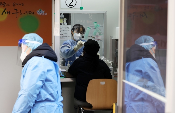 지난달 28일 오전 서울 구로구보건소 코로나19 선별진료소에서 의료진이 검체를 채취를 하고 있다.