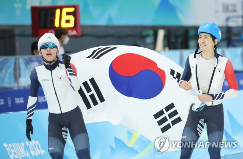 (베이징=연합뉴스) 정재원, 이승훈이 19일 중국 베이징 국립 스피드스케이팅 경기장(오벌)에서 열린 2022 베이징 동계올림픽 스피드스케이팅 남자 매스스타트 결승에서 은메달, 동메달을 획득한 후 기뻐하고 있다.