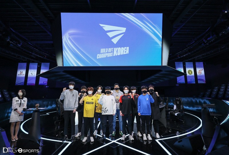 자넌 15일 열린 2022 WCK 스프링 미디어데이에 참석한 팀들이 파이팅 포즈를 취했다.