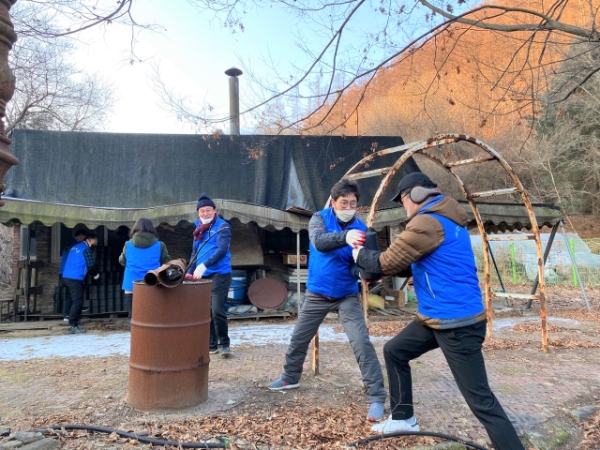사단법인 이웃, 춘천 학곡리 소외 계층에 연탄 1000장 배달