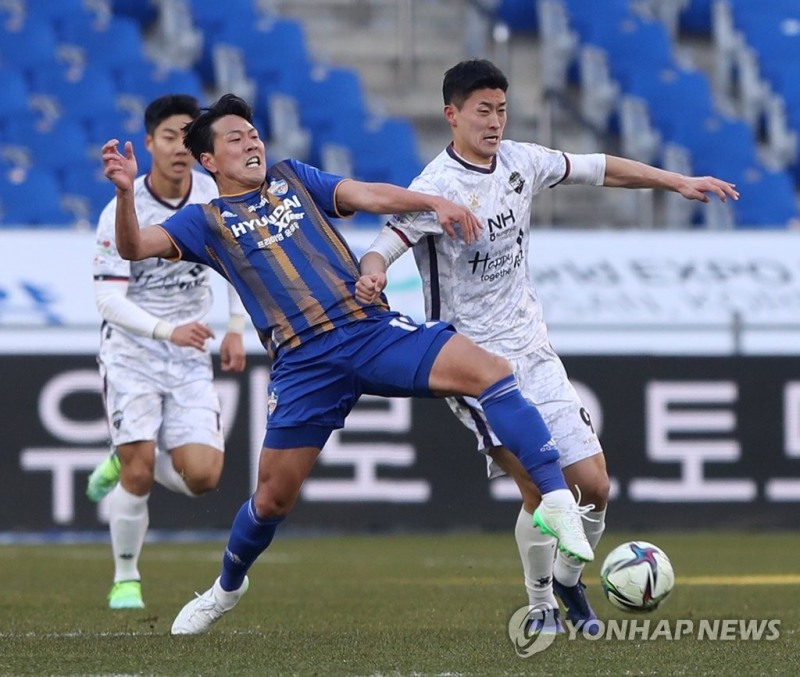 (울산=연합뉴스) 20일 울산 문수축구경기장에서 열린 프로축구 하나원큐 K리그1 울산 현대와 김천 상무의 경기에서 울산 김영권과 김천 조규성이 볼 다툼을 벌이고 있다.
