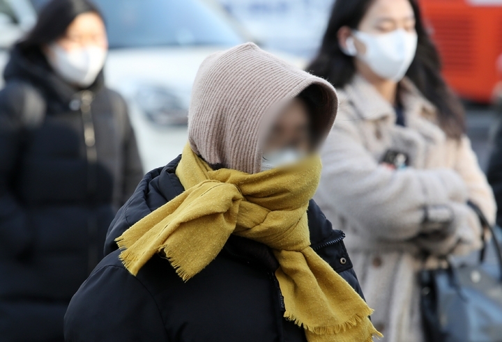 지난 7일 오전 서울 종로구 세종대로 인근에서 시민들이 이동하고 있다.