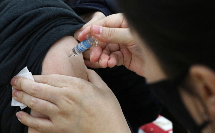  노바백스 백신 접종이 시작된 지난 14일 오후 서울 양천구보건소에서 시민이 노바백스 백신 접종을 받고 있다. (공동취재사진)