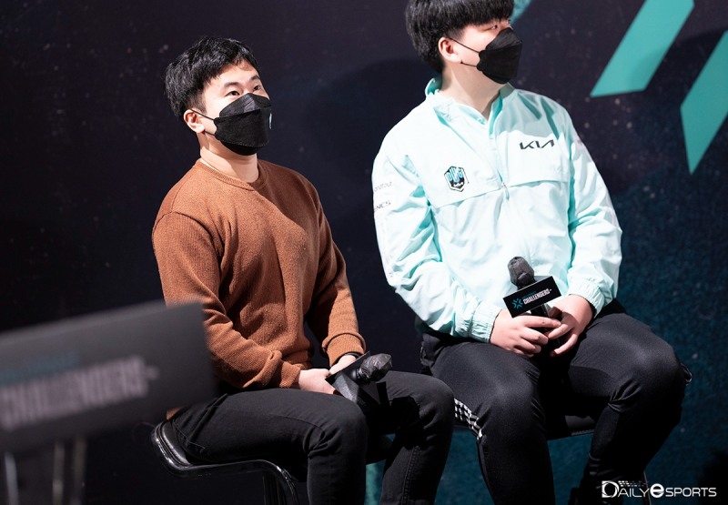 담원 기아 '솔로' 강근철 감독(왼쪽)