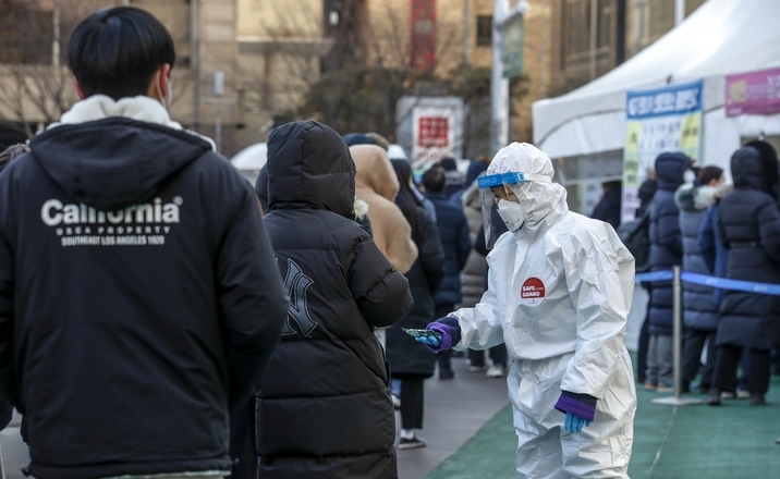코로나19 확산세가 이어지고 있는 21일 오전 서울 송파구보건소 선별진료소를 찾은 시민들이 검사를 받기 위해 줄 서 있다.