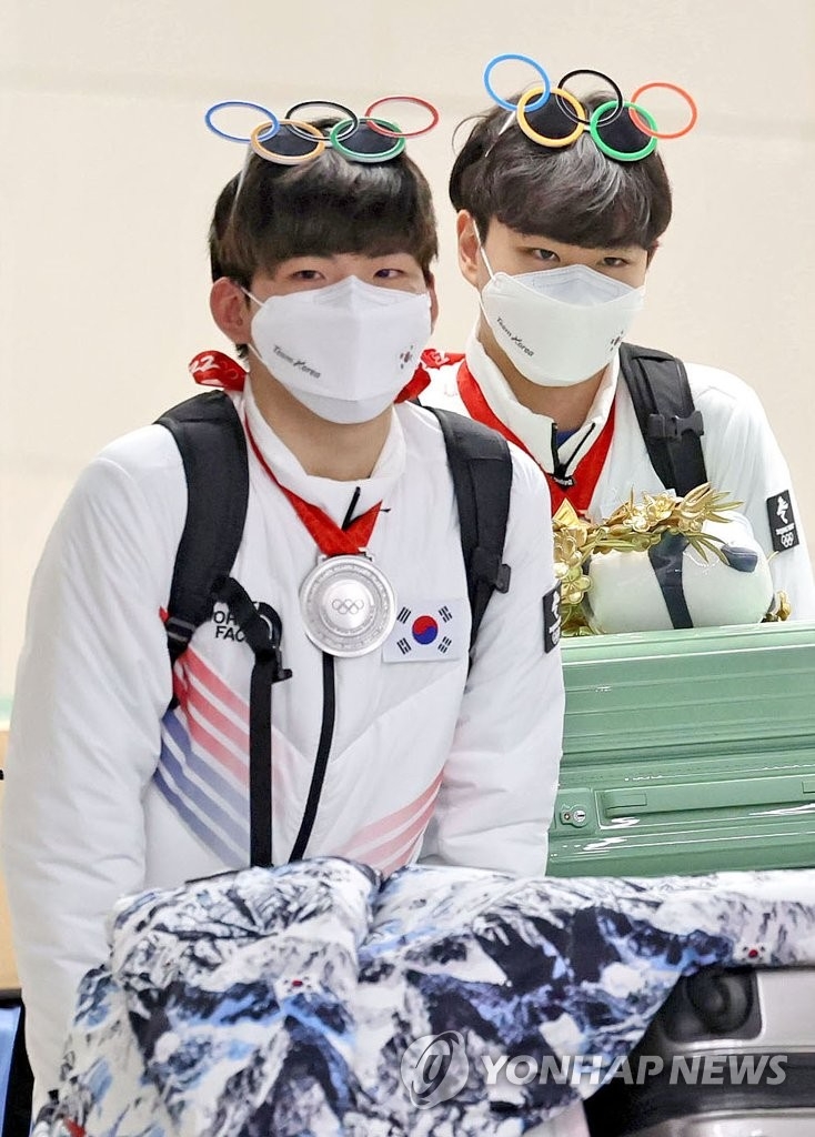 (영종도=연합뉴스) 2022 베이징 동계올림픽 스피드스케이팅 남자 매스스타트에서 은메달을 획득한 정재원(왼쪽)과 남자 1,500m에서 동메달을 획득한 김민석이 21일 오후 인천공항을 통해 귀국하고 있다.