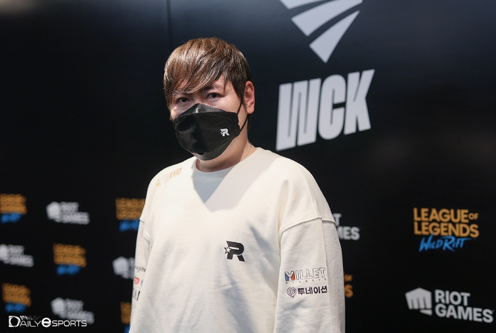 사진=시즌 첫 경기에서 승리한 롤스터 Y의 김윤호 코치.