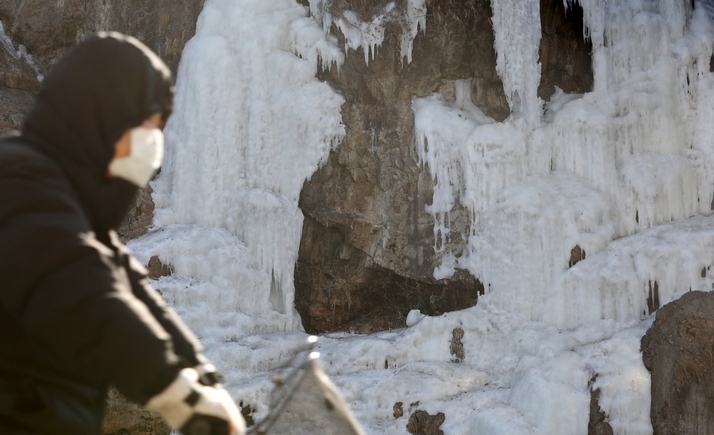 지난 20일 오전 서울 서대문구 홍제천 인공폭포가 얼어있다.