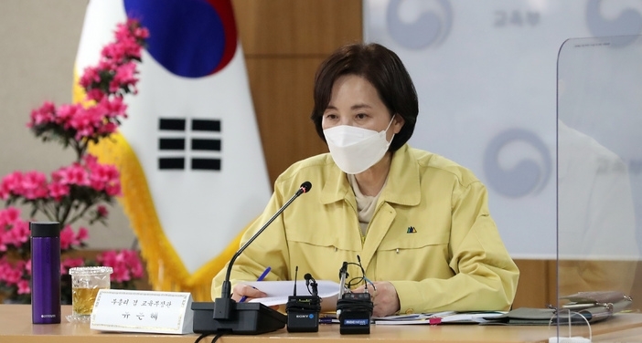 유은혜 부총리 겸 교육부 장관이 22일 오후 정부세종청사에서 새학기를 앞두고 유초중등 학부모들과 영상 간담회를 갖고 있다.