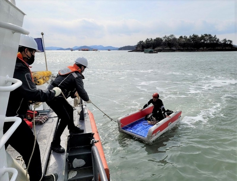 목포해경이 북항 인근 해상에서 고립자 구조 훈련을 실시하고 있다. (사진제공 = 목포해양경찰서)
