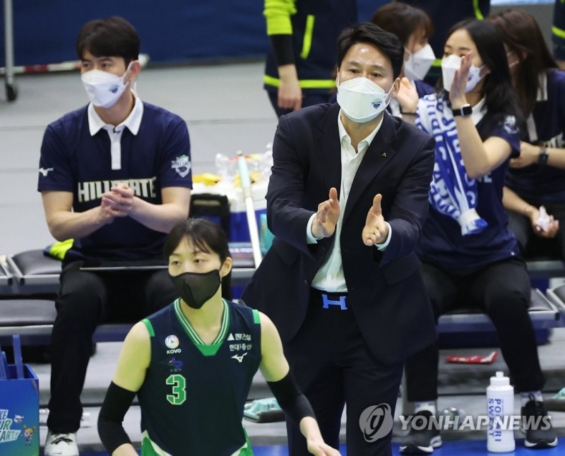 (수원=연합뉴스) 22일 경기도 수원실내체육관에서 열린 프로배구 V리그 여자부 현대건설 힐스테이트와 IBK기업은행 알토스의 경기. 현대건설 강성형 감독이 선수들을 독려하고 있다.