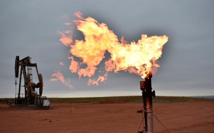 지난 8월26일자 사진으로, 영국 왓포드시의 유정에서 천연 가스가 타오르고 있다.
