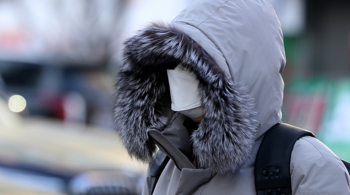 한파가 이어진 지난 21일 오전 서울 중구 세종대로사거리 인근에서 시민이 몸을 잔뜩 웅크린채 출근을 하고 있다.