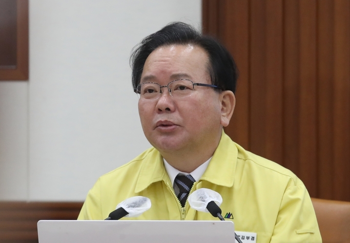 김부겸 국무총리가 18일 오전 서울 종로구 정부서울청사에서 열린 코로나19 대응 중앙재난안전대책본부 회의에 참석해 발언하고 있다. (공동취재사진)