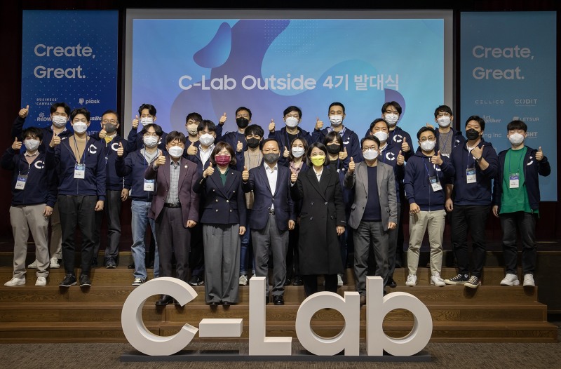 (사진 앞줄 왼쪽부터) 창업진흥원 김용문 원장, 국민의힘 양금희 의원, 삼성전자 경영지원실장 박학규 사장, 정의당 류호정 의원, 코리아스타트업포럼 최성진 대표/사진 제공 = 삼성전자