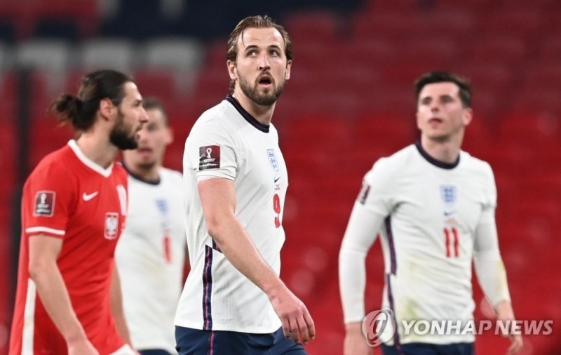 이어 없는 표정의 해리 케인