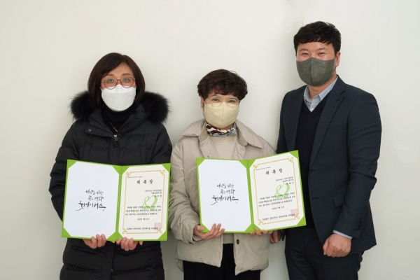 굿네이버스 경기2본부(본부장 김영배)는 경기도 고양시에 위치한 숲속에어린이집(원장 윤혜수), 푸른숲어린이집(원장 음미경)과 유아교육전문위원 위촉식 및 업무 협약을 진행했다고 24일 밝혔다.‘굿네이버스 유아교육전문위원’위촉장을 들고 있는 음미경 원장(좌), 윤혜수 원장(중) 김영배 경기2본부장(우). / 사진 제공 = 굿네이버스경기2본부