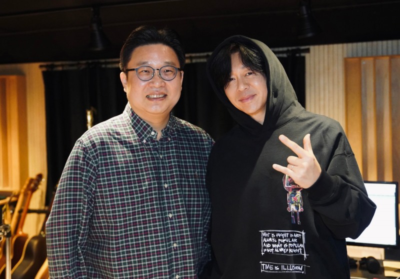 이번 영상을 기획한 서경덕 교수와 한국어 내레이션을 맡은 가수 윤도현