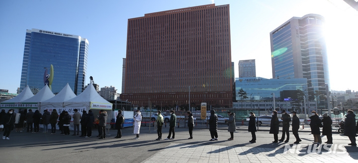 코로나19 일일 신규확진자수가 전날보다 7만여명 폭증하며 0시기준 17만1452명이 발생한 23일 오전 서울 중구 서울역광장 임시선별검사소에서 시민들이 검사를 받기 위해 줄서 기다리고 있다.