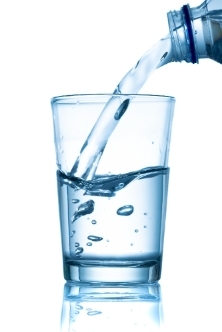 물 마시기가 힘들거나 열이 날 경우 등에 대비, 이온음료를 준비해놓는 것도 좋다. / 사진 제공 = ㈜게티이미지코리아