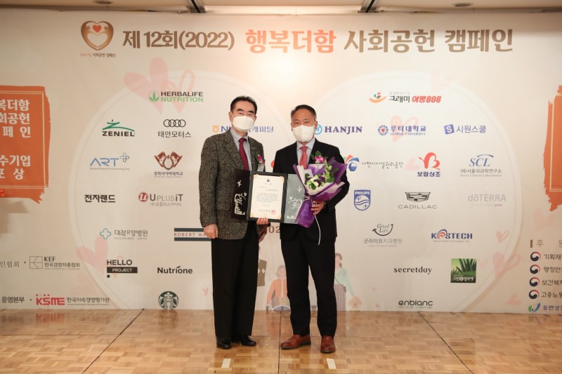 NH농협캐피탈 박태선 대표이사(오른쪽)와 성대석 한국언론인협회장(왼쪽)/사진 제공 = NH농협캐피탈