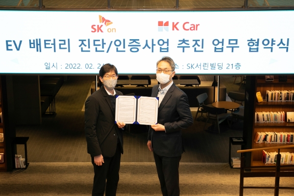 SK온이 국내 최대 직영 중고차 플랫폼 기업 ‘K Car(케이카)’와 24일 서울 종로구 SK서린빌딩에서 업무 협약식을 맺었다. SK온은 향후 K Car가 판매하고 매입하는 중고 전기차 배터리 가치를 측정해 인증해주기로 했다. 양사는 이를 통해 향후 배터리 상태에 따라 중고 전기차 가치를 측정할 수 있는 기준을 마련할 수 있을 것으로 기대하고 있다. SK온 정우성 사업부장(좌측)과 K Car 전호일 마케팅부문장이 협약식을 체결하고 기념 촬영을 하고 있는 모습. / 사진 = SK온 제공