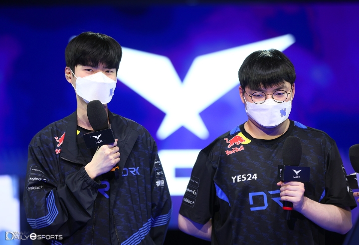 24일 프레딧 브리온전에서 1, 3세트 POG로 선정된 디알엑스의 '베릴' 조건희와 '데프트' 김혁규.