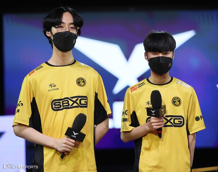 사진=24일 한화생명 e스포츠와의 2라운드 경기에서 승리한 뒤 POG로 선정된 '도브' 김재연(왼쪽)과 '아이스' 윤상훈.