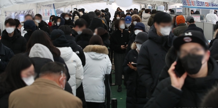 지난 24일 오전 서울 송파구 보건소 선별진료소에서 시민들이 검사를 받기위해 줄 서 있다.