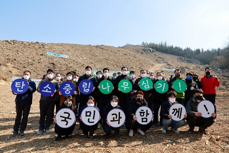 완도군 ‘2022 첫 나무 심기’ 기념사진 (사진제공 = 완도군)