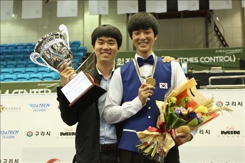 2015년 김태관이 주니어선수권에서 우승했을 때 함께 찍은 기념사진(오른쪽이 김태관)