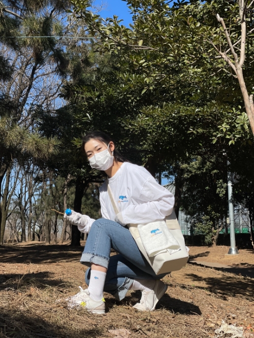 친환경 플로깅 굿즈를 착용한 모습.