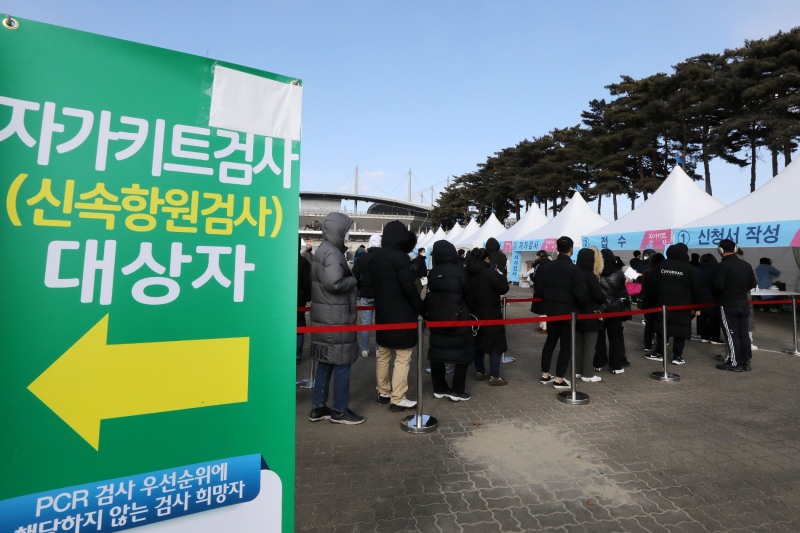 서울 마포구 월드컵공원 평화광장 임시선별검사소에서 시민들이 검사를 받기 위해 대기하고 있다. (사진=뉴시스)
