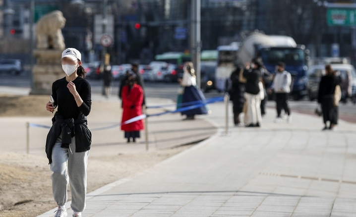 서울 최고 날씨가 8도까지 오르는 등 비교적 포근한 날씨를 보인 지난달 24일 오전 서울 종로구 경복궁을 찾은 한 시민이 운동을 하고 있다.