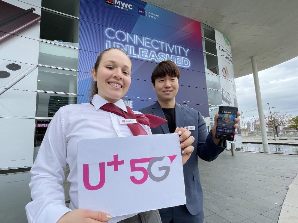 LG유플러스는 오는 28일부터 스페인 바르셀로나에서 열리는 ‘MWC 바르셀로나 2022’에서 XR콘텐츠 등 ‘K콘텐츠’를 선보인다고 밝혔다. 사진은 MWC 행사가 열리는 피라 바르셀로나에서 행사진행 관계자들이 포즈를 취하고 있는 모습.