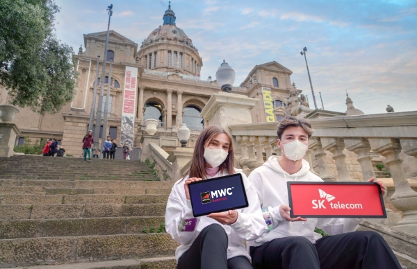 SKT가 스페인 바르셀로나에서 28일(월, 현지시각)부터 나흘간 열리는 MWC22에 단독 전시관을 마련하고 가상과 현실의 융합으로 펼쳐질 새로운 세상을 선보인다고 밝혔다. 사진은 SKT 모델들이 바르셀로나 시내를 배경으로 MWC22 개막을 알리고 있는 모습.