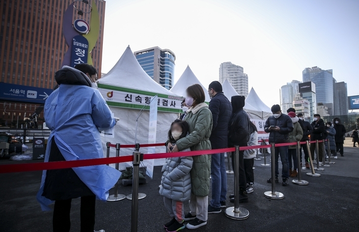 27일 오전 서울 중구 서울역광장에 설치된 코로나19 임시선별검사소를 찾은 시민들이 검사를 위해 줄 서 있다. 
