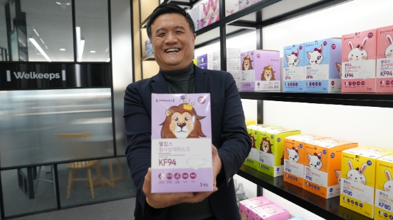 웰킵스 박종한 대표가 마스크 제품을 들고 활짝 웃고 있다./사진 제공 = 쿠팡