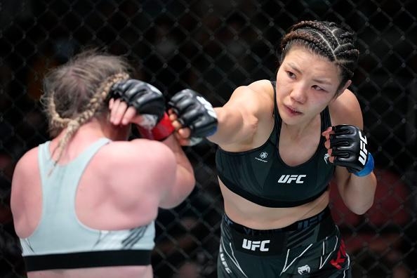 주먹을 날리는 김지연(자료사진=UFC제공)