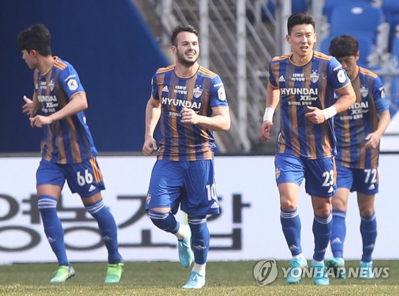 (울산=연합뉴스) 1일 울산 문수축구경기장에서 열린 프로축구 하나원큐 K리그1 울산 현대와 수원FC의 경기에서 울산 바코가 역전 골을 넣고 세리머니한 후 진영으로 복귀하고 있다.