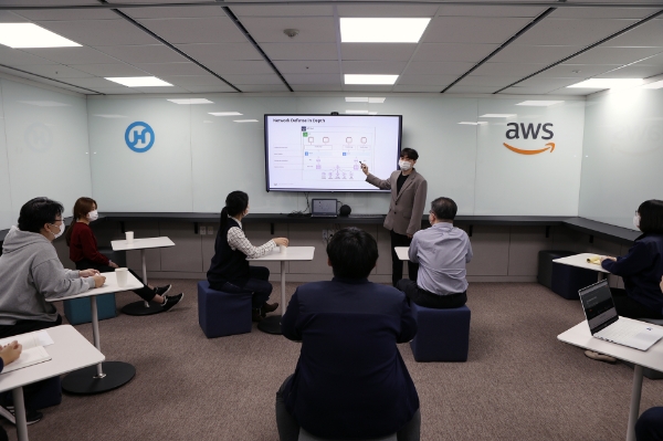 ㈜한진 직원이 IT 관련 교육을 받고 있는 모습.