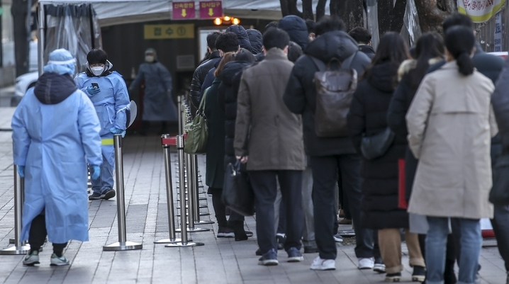 코로나19 확산세가 이어지고 있는 2일 오전 서울 중구 서울광장에 설치된 코로나19 임시선별검사소를 찾은 시민들이 검사를 위해 줄 서 있다.