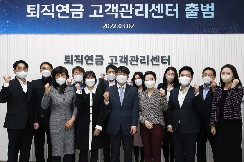 이영종 신한금융그룹 퇴직연금 그룹장(가운데), 박의식 신한은행 퇴직연금사업부장(오른쪽 두번째), 이홍근 신한은행 퇴직연금 고객관리센터장(왼쪽 네번째)과 직원들/사진 제공 = 신한은행