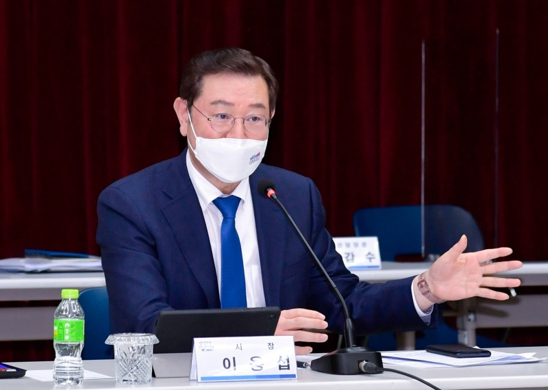 광주광역시는 2일 이용섭 시장 주재로 광주테크노파크에서 시 산하 25개 공공기관의 장이 참여하는 공공기관장 회의를 개최했다. (사진제공 = 광주광역시)