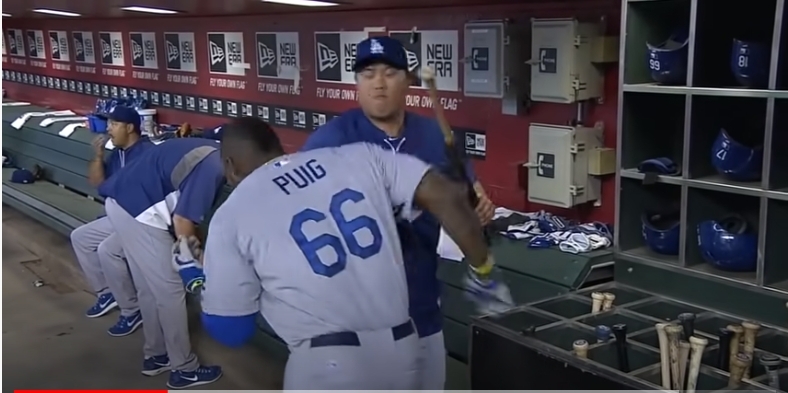 류현진과 푸이그가 덕아웃에서 장난치고 있다.