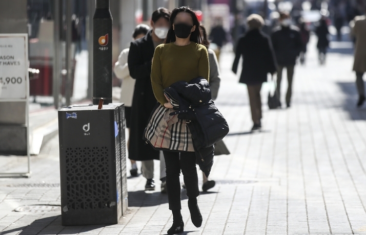 서울 낮 기온이 8도까지 오르면서 포근한 날씨를 보인 지난 2일 오후 서울 중구 명동거리에서 가벼운 옷차림을 한 시민들이 이동하고 있다.