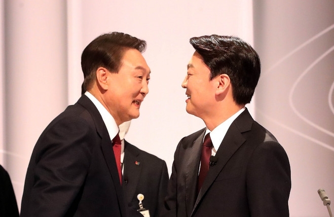 윤석열 국민의힘, 안철수 국민의당 대선 후보가 25일 서울 마포구 SBS 프리즘타워 오디토리움에서 열린 중앙선거관리위원회 주관 두 번째 TV 토론회에 앞서 인사하고 있다.