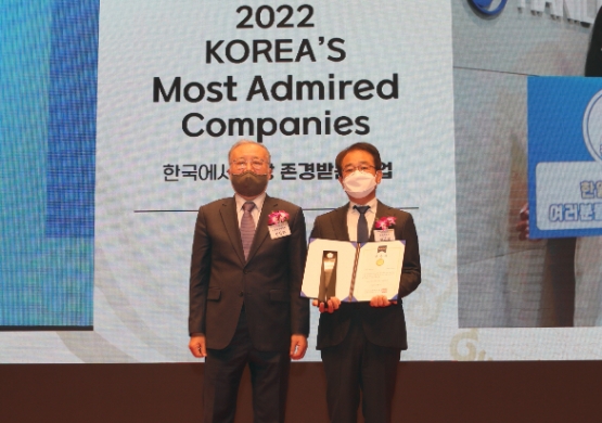 한일시멘트 전근식 대표(우)와 한국능률협회컨설팅 한수희 대표(좌)/사진 제공 = 한일시멘트